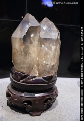 水晶柱 大自然的瑰宝与文化的象征